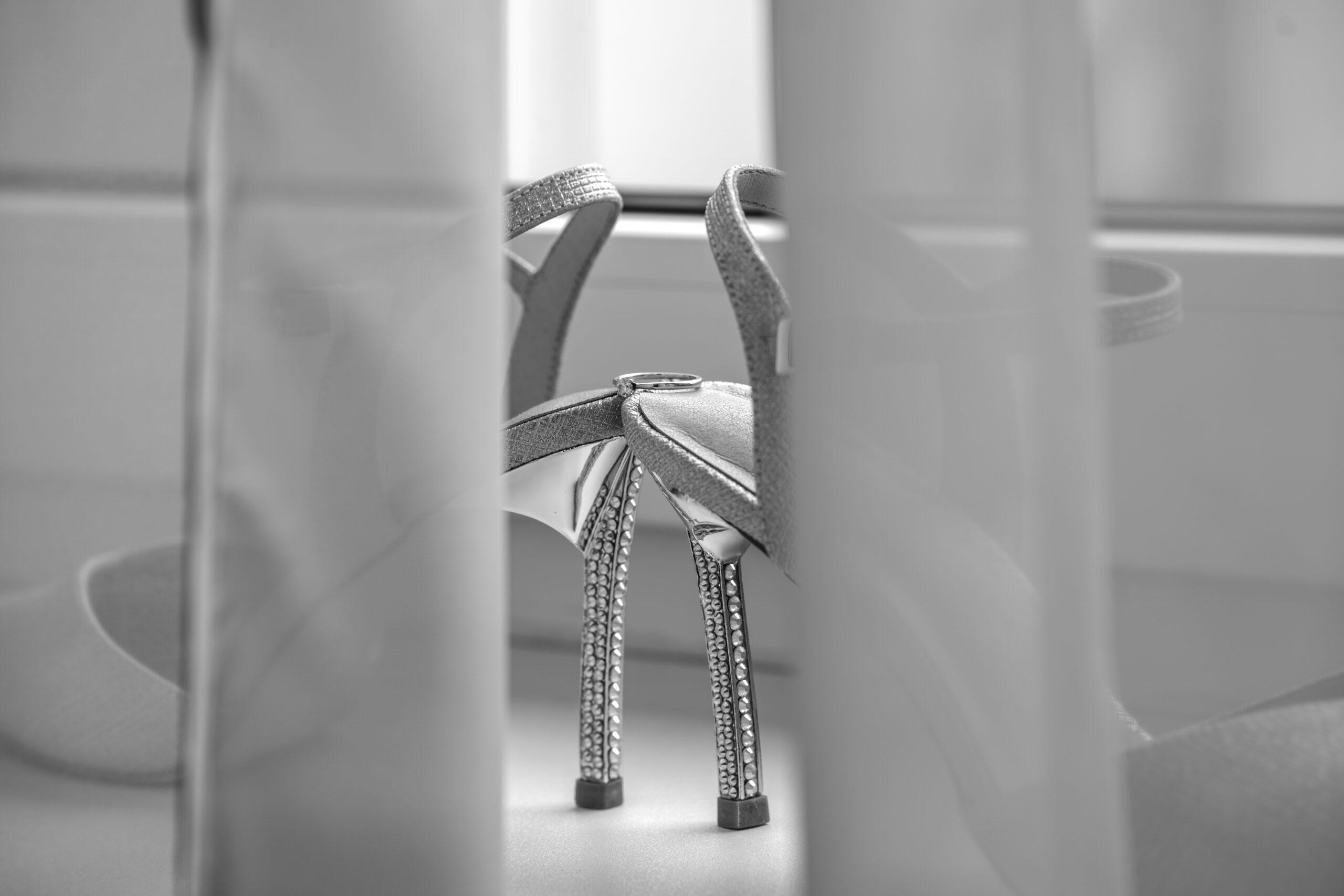 Detailaufnahme von Brautschuhen und Ehering, Schwarz-Weiß